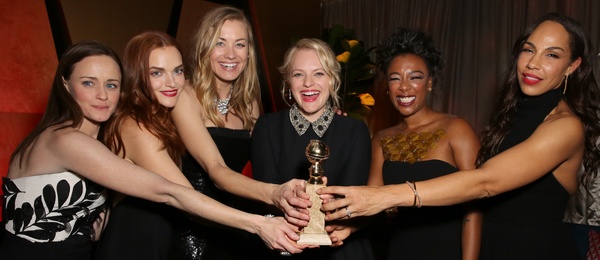 Alexis Bledel, Madeline Brewer, Yvonne Strahovski, Elisabeth Moss, Samira Wiley et Amanda Brugel tiennent une récompense obtenue pour la série The Handmaid's Tale.