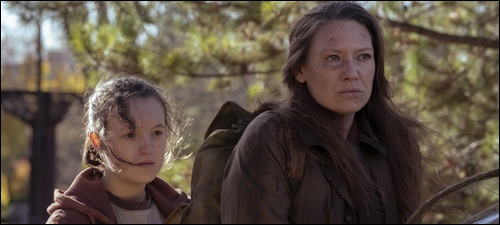 Ellie et Tess regardent devant elles