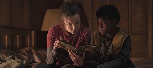 Ellie lit une bande dessinée à Sam