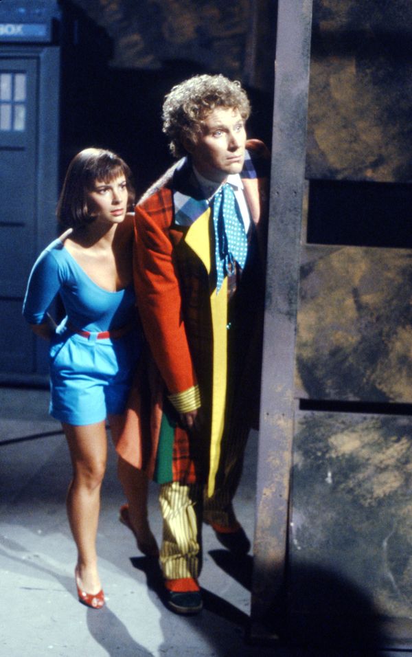 Doctor Who Hypnoweb : Le 6ème Docteur et Peri Brown
