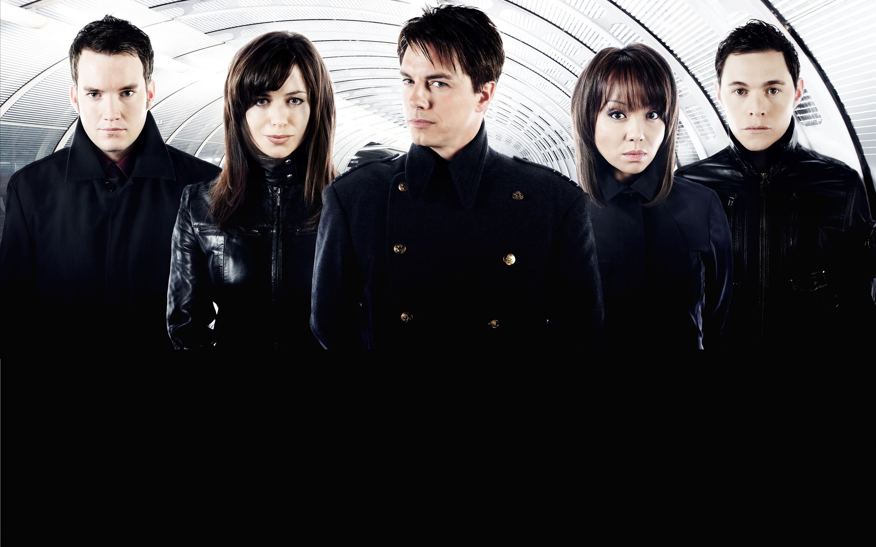 L'équipe de Torchwood : Jack Harkness, Gwen Cooper, Ianto Jones, Toshiko Sato et Owen Harper