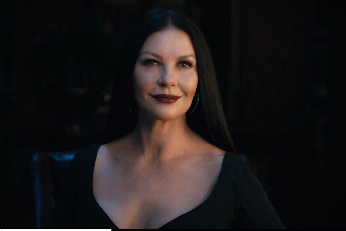 Catherine Zeta-Jones/Morticia Addams dans Mercredi