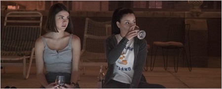 Callie et Mariana boivent du vin autour de la piscine