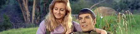 Photo de Spock (Leonard Nimoy) et Leila (Jill Ireland) dans Star Trek (1966)