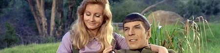 Photo de Spock (Leonard Nimoy) et Leila (Jill Ireland) dans Star Trek (1966)