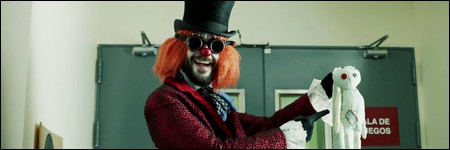 Le Professeur se rend à l'hôpital déguisé en clown