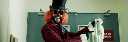 Le Professeur se rend &agrave; l'h&ocirc;pital d&eacute;guis&eacute; en clown