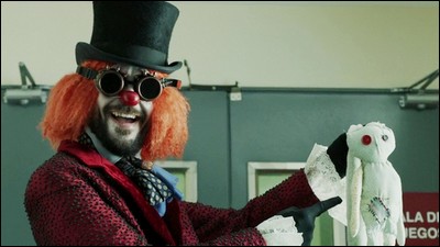 Le Professeur distrait les jeunes malades déguisé en clown