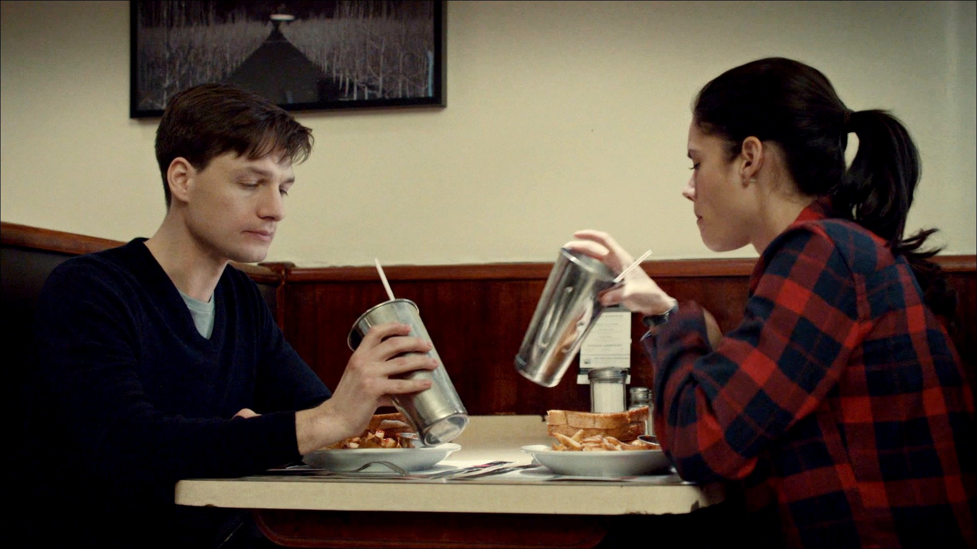 Dov et Andy dégustent un milkshake irlandais dans la série Rookie Blue.