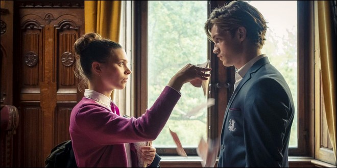 Ruby Bell (Harriet Herbig-Matten) et James Beaufort (Damian Hardung)