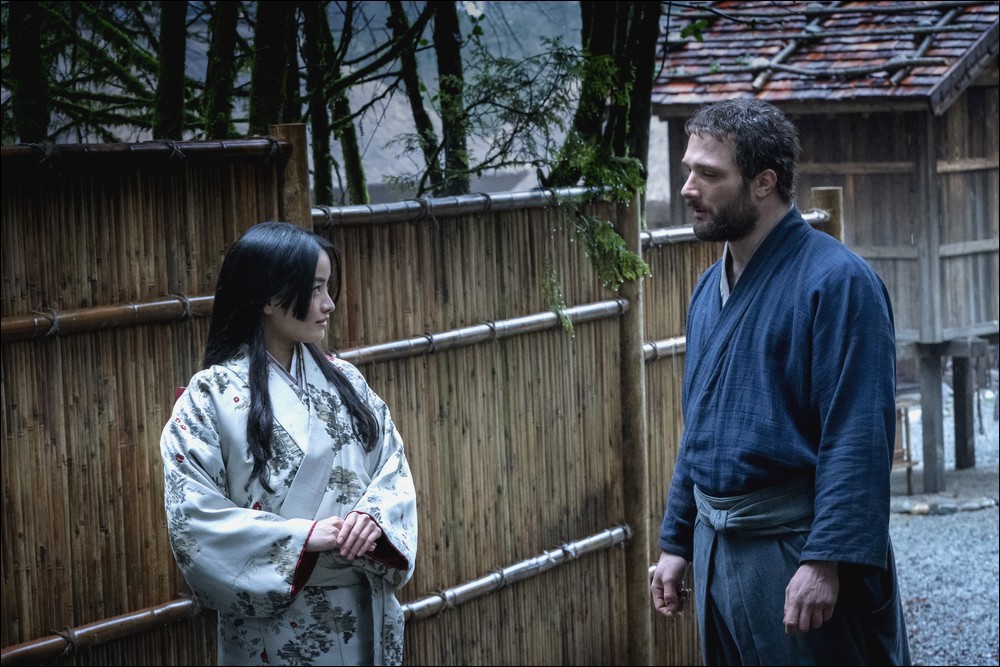 Série Shogun, Anna Sawai et Cosmo Jarvis, dans les rôles de John Blackthorne et Toda Mariko