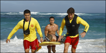Trois sauveteurs sauvent un homme en mer - Rescue Hi-Surf