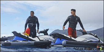 Robbie Magasiva & Kekoa Kekumano dans l'&eacute;pisode 1.02 - Rescue Hi-Surf
