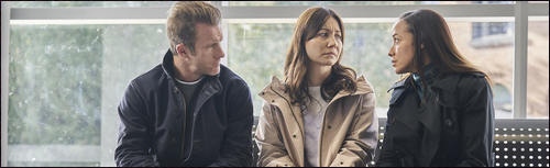 Jason Grant (Scott Caan) et Nikki Batista (Dania Ramirez) parlent à une femme
