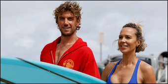 Will (Adam Demos) et Em (Arielle Kebbel) dans Rescue Hi-Surf 1.05