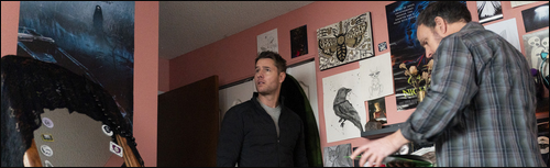 Tracker - 1.09 - Gavin Russo (Robert Moloney) montre la chambre de sa fille à Colter Shaw (Justin Hartley)