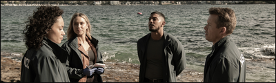 L'&eacute;quipe du NCIS : Sydney enqu&ecirc;tent sur une plage d'Australie.