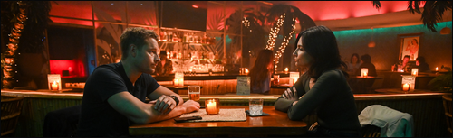 Colter (Justin Hartley) discute avec Camille (Floriana Lima) dans un bar - 2.08 Tracker