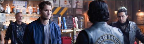 Colter (Justin Hartley) se trouve dans un bar dans Tracker - 2.10