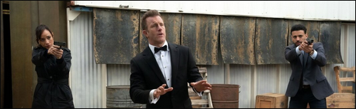 La fête est interrompue pour Jason (Scott Caan) et ses coéquipiers du MPU