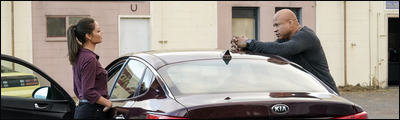 Jane et Sam Hanna discutent devant la voiture - 3.01