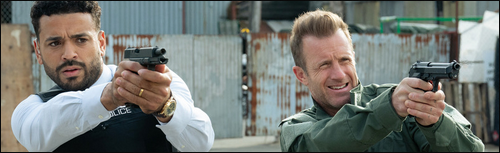 Mike et Jason (Scott Caan) tiennent une arme à la main - Alert 3.04