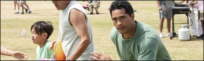 Kai Holman (Alex Tarrant) poursuit un suspect.