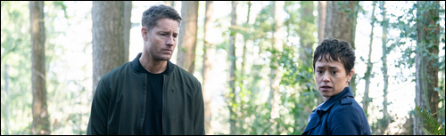 Colter (Justin Hartley) enquête avec l'agent Temple (Briana Venskus-Vazquez) - Tracker 3.17