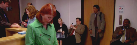 Les employ&eacute;s de Dunder Mifflin attendent