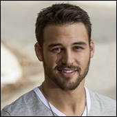 Ryan Guzman joue Eddie Diaz dans 9-1-1